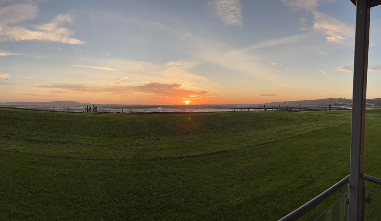 Cockledora, A Luxury Ground Floor Beachfront Apartment Llanelli Luaran gambar